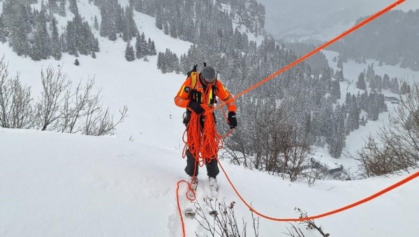 Villars-sur-Ollon : trois skieurs secourus de justesse au-dessus d'une barre rocheuse 